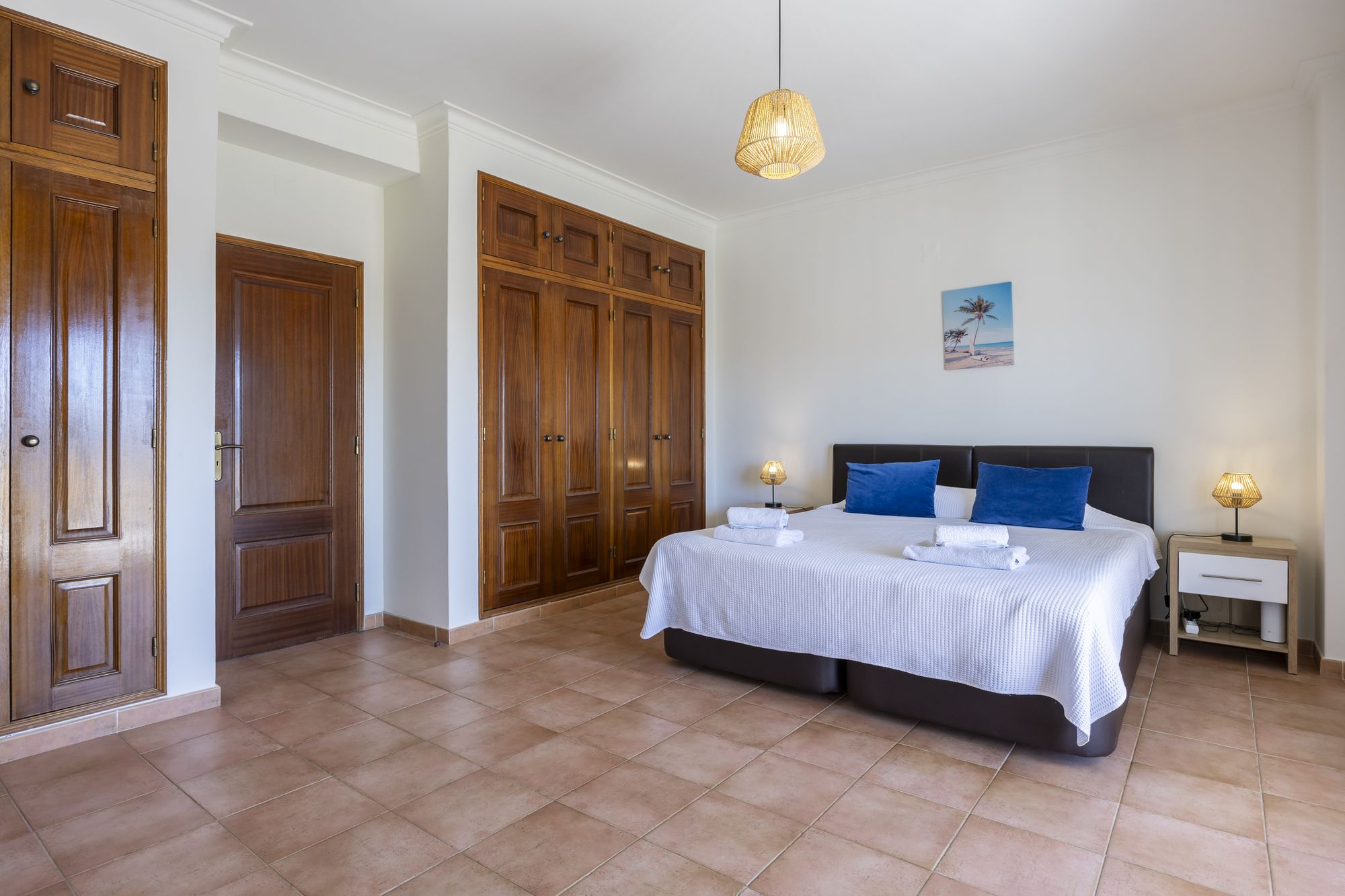 Slaapkamer 1 met inbouwkasten