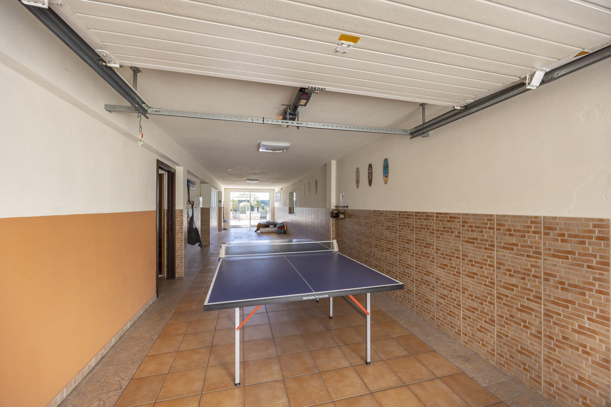 Tafeltennistafel op het terras
